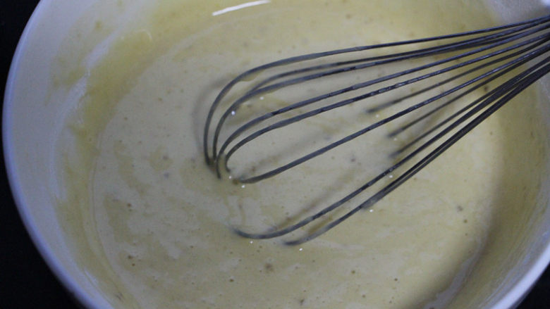 香蕉松饼,同样用手动打蛋器搅打均匀，使面糊顺滑无颗粒，不要过度搅打。