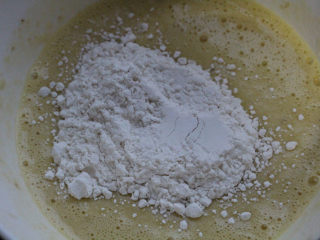 香蕉松饼,加入面粉，泡打粉，糖量根据需要适当添加。