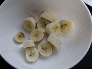 香蕉松饼,去皮，先切成小块。