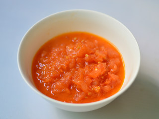 番茄牛肉杂蔬汤,盛入碗中待用
