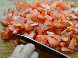 番茄牛肉杂蔬汤,随后切丁