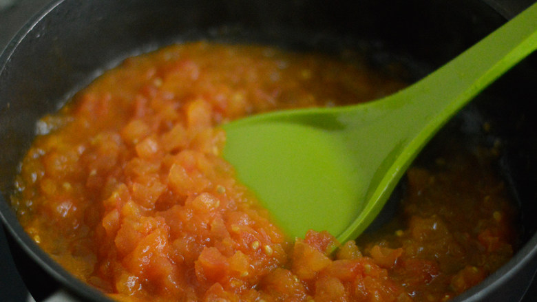 番茄牛肉杂蔬汤,炒至番茄软烂，汤汁浓稠关火