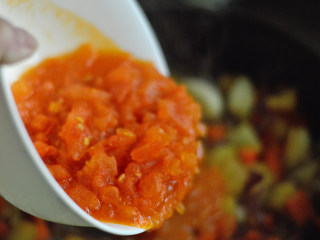 番茄牛肉杂蔬汤,加入炒好的番茄