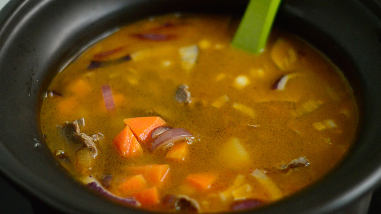 番茄牛肉杂蔬汤,炒匀后放入牛肉汤里，继续煲30分钟