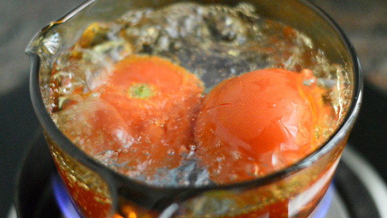 番茄牛肉杂蔬汤,放入滚水中煮1分钟