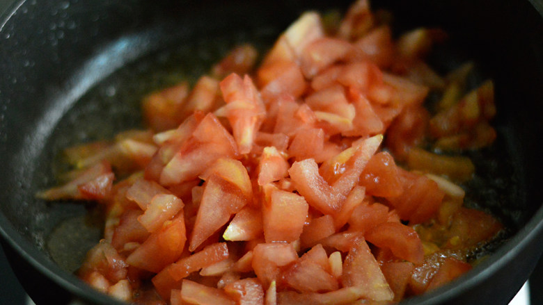 番茄牛肉杂蔬汤,烧热后放入番茄丁