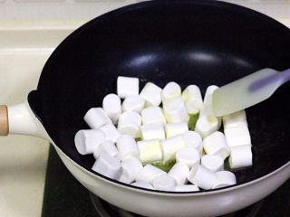 花生芝麻牛轧糖,待黄油完全融化后，迅速加入棉花糖。