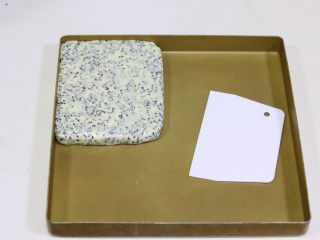 花生芝麻牛轧糖,如果没有不粘盘，可以直接放在油纸上整形的，有擀面杖的话可以直接擀平，边角可以借用刮板整平。