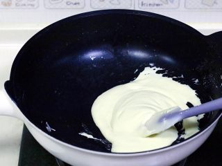 花生芝麻牛轧糖,用刮刀按压、搅拌，直到棉花糖融化，和黄油完全融合。