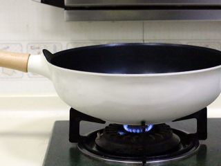 花生芝麻牛轧糖,开小火，记得一定要用不粘锅。
