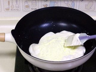 花生芝麻牛轧糖,加入奶粉，继续搅拌煮至无干粉状态。
