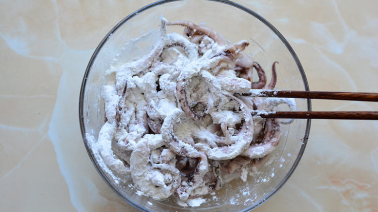 干煸鱿鱼须,加入玉米淀粉搅拌均匀，让每一个鱿鱼须都沾上淀粉。