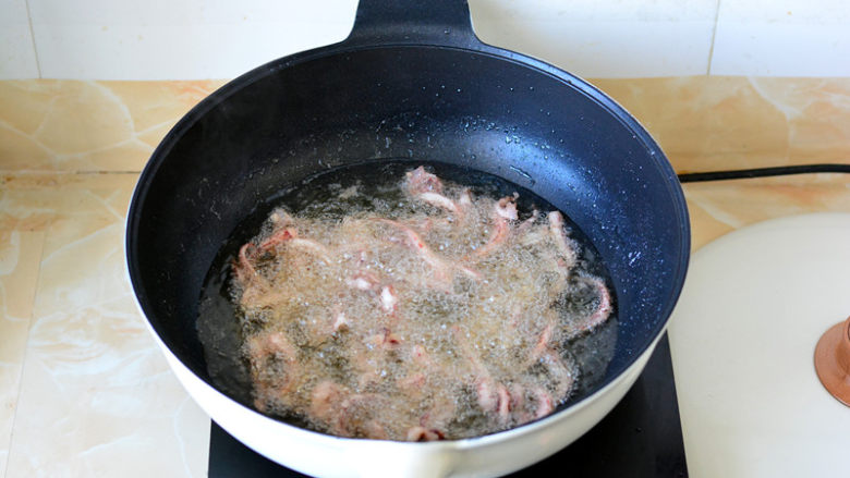 干煸鱿鱼须,炸至8成熟的鱿鱼捞出放一边，锅里的油继续加热至8成，把炸好的鱿鱼再过一遍油，这样炸出来的鱿鱼会更脆
