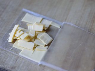 给宝宝吃的奶酪炒蛋,奶酪切成一厘米见方的小块。