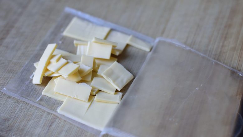 给宝宝吃的奶酪炒蛋,奶酪切成一厘米见方的小块。