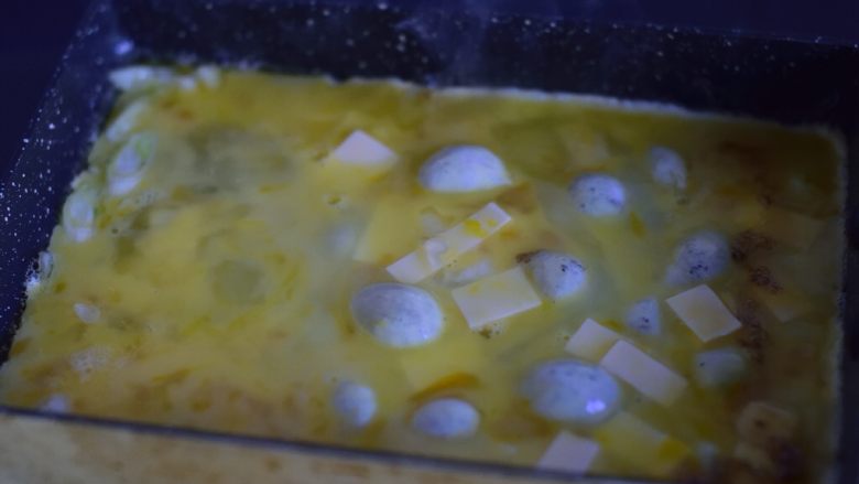 给宝宝吃的奶酪炒蛋,倒入蛋液，用筷子迅速划散。