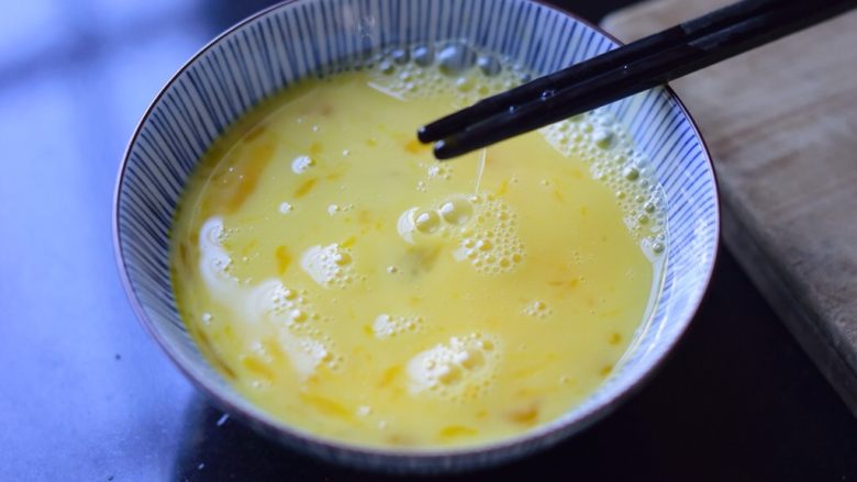 给宝宝吃的奶酪炒蛋,加一汤匙水打散。