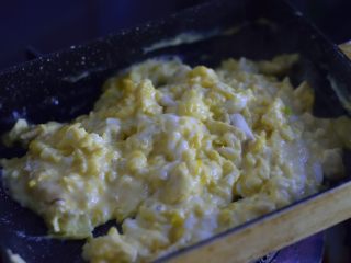 给宝宝吃的奶酪炒蛋,逐渐成型。