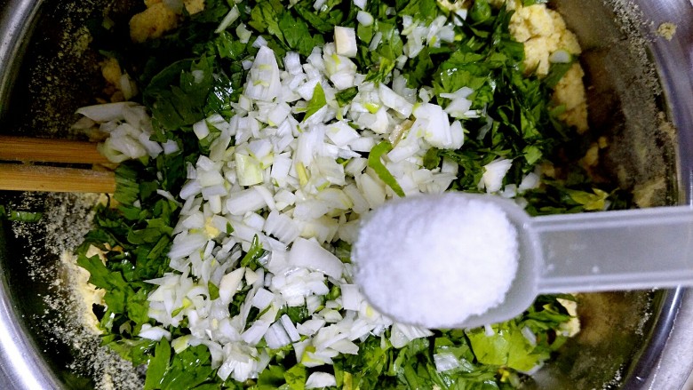 减脂降压芹菜叶玉米窝头,把切好的芹菜叶和葱花放入，加入盐搅拌均匀