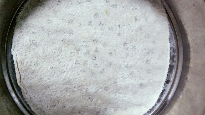 减脂降压芹菜叶玉米窝头,锅内放水，放入湿的屉布