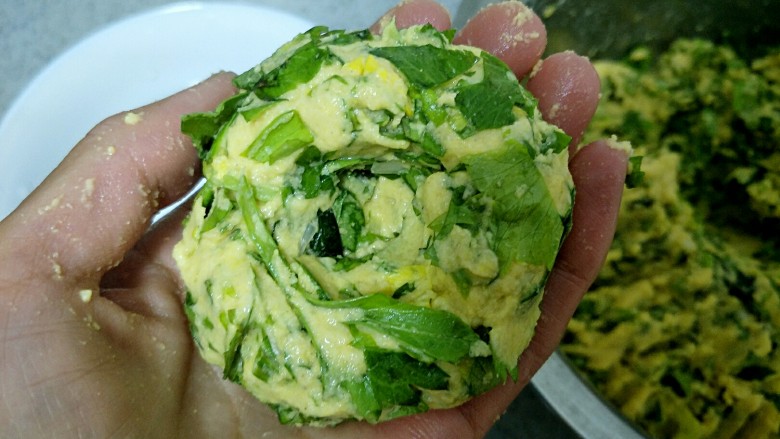 减脂降压芹菜叶玉米窝头,大拇指在窝头底部也弄一个小小的圆锥形，这样容易熟