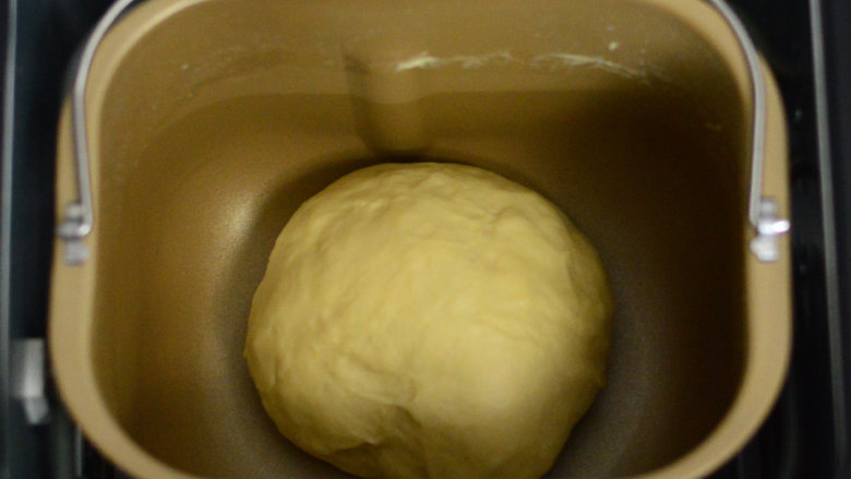金枪鱼餐包,揉圆后放回面包桶内，发酵1小时