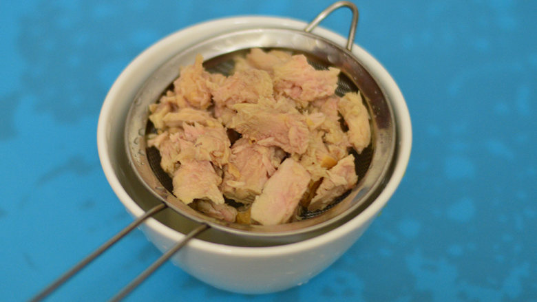 金枪鱼餐包,将金枪鱼肉取出，滤去油份和汤汁