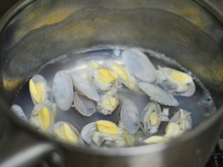花蛤蒸蛋,锅中放水烧开，加入姜丝，放入花蛤，焯至开口立刻捞出