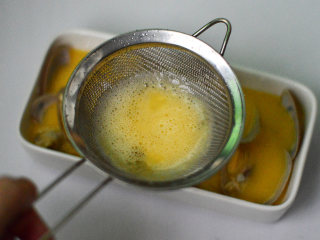 花蛤蒸蛋,接着将蛋液过滤到花蛤碗中