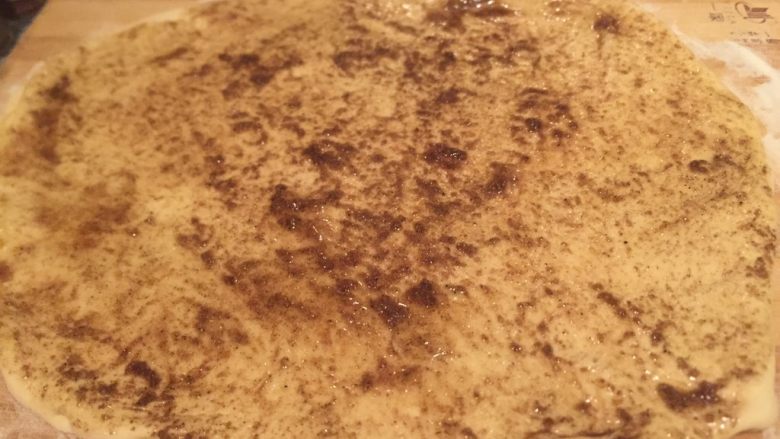 百吃不厌的虾皮葱油饼,涂抹均匀。