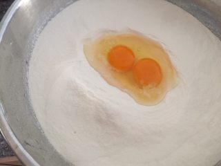 麻辣香葱花卷,打入两个鸡蛋。