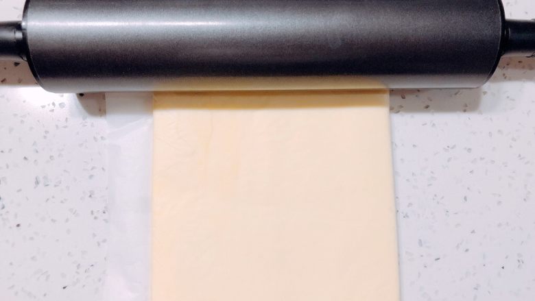 美味脏脏包,把开酥用黄油放入上面盖一张油纸，用擀面杖轻敲让其混合，沿着铅笔印把它折叠起来，在用擀面杖擀平，放入冷冻室冷冻。