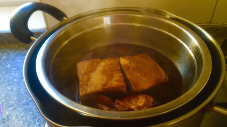 厨房挑战\荤菜\竹香东波肉,打开盖子在皮朝下蒸十分钟。