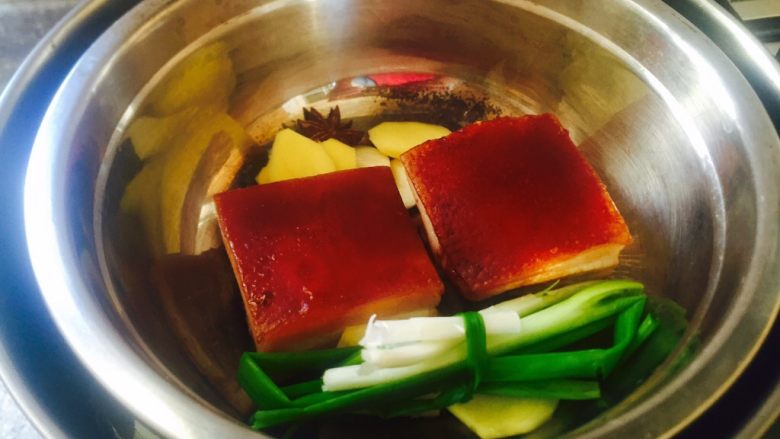 厨房挑战\荤菜\竹香东波肉,加入香葱。