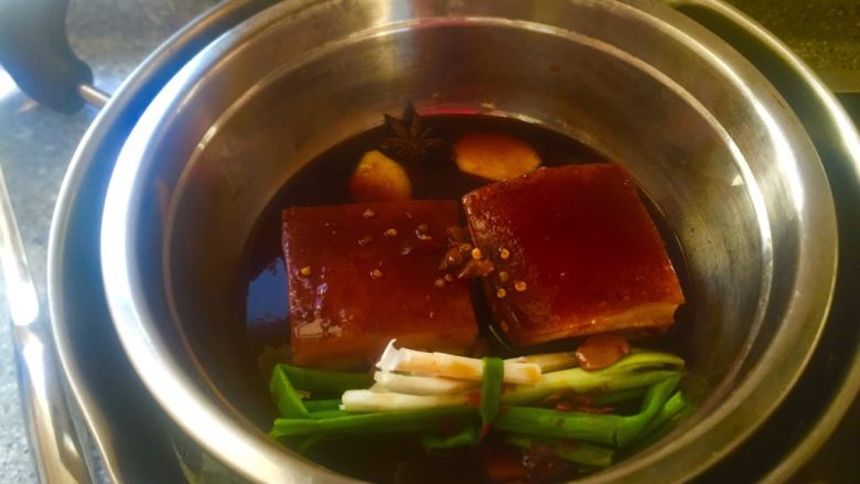 厨房挑战\荤菜\竹香东波肉,倒入盆中，放入蒸锅，不加盐了。