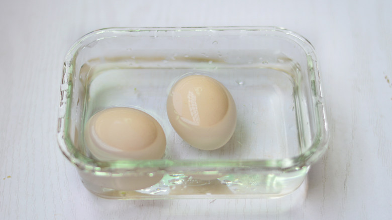 鸡蛋杯沙拉,捞出泡在冷水中一会