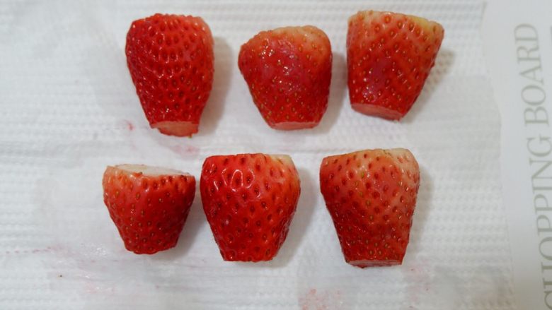 百变水果—草莓蛋糕卷,然后把头尾个切去一些，切成平面备用