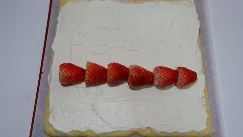 百变水果—草莓蛋糕卷,再将草莓放在蛋糕胚的三分之一处