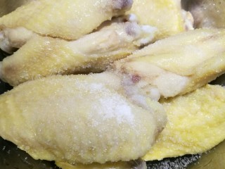 香炸鸡中翅,加入适量食盐，拌均匀，腌制20分钟。