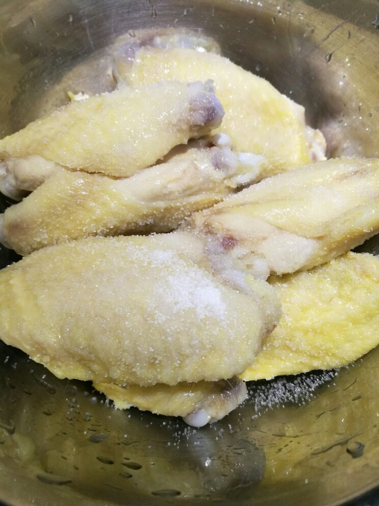 香炸鸡中翅,加入适量食盐，拌均匀，腌制20分钟。