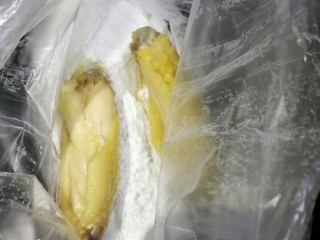 香炸鸡中翅,腌好的鸡翅装进保鲜袋里。