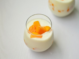 芒果酸奶,晾凉后再放入冰箱冷藏3小时以上，取出后拌入芒果肉即可食用