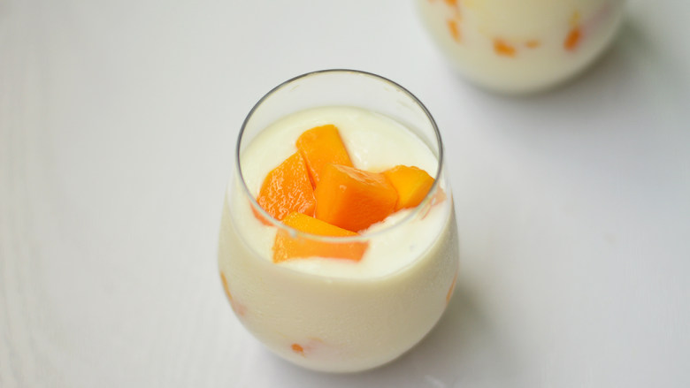 芒果酸奶,晾凉后再放入冰箱冷藏3小时以上，取出后拌入芒果肉即可食用