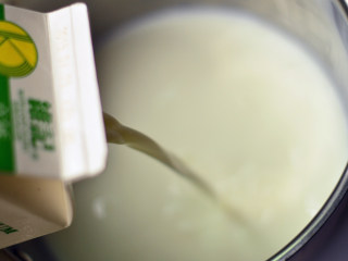芒果酸奶,牛奶倒入锅中