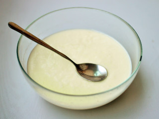 芒果酸奶,6个小时后发酵完成，取出成凝固状即表示发酵成功了