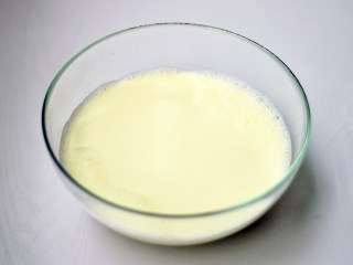 芒果酸奶,倒入大碗中，放置温热，大概35至40度左右
