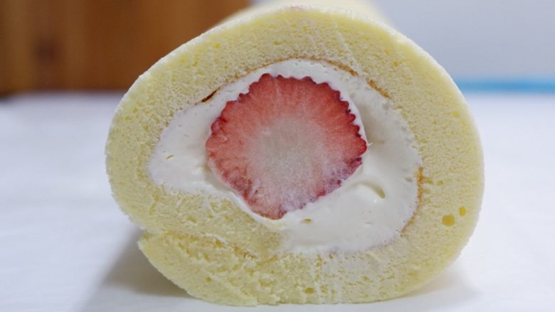 百变水果—草莓蛋糕卷,冷藏好的卷卷，切掉边角看看，蛋糕体是不是超级细腻