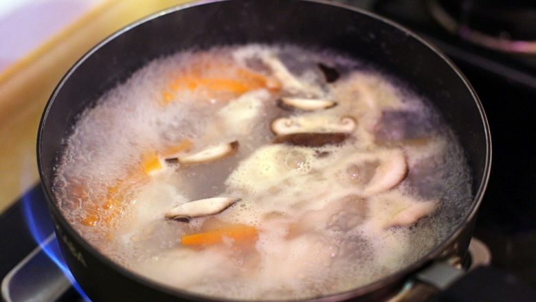 广式茶点—米汤咸水角,锅中倒入米汤煮沸后放入咸水角煮约15分钟，其间放些蘑菇细条、胡萝卜丝及青菜佐以装饰。