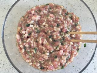 肉丸茼蒿汤,搅拌均匀