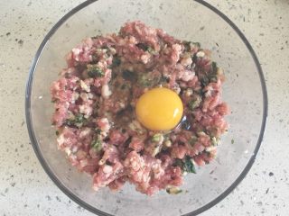 肉丸茼蒿汤,加入一个鸡蛋，搅拌均匀